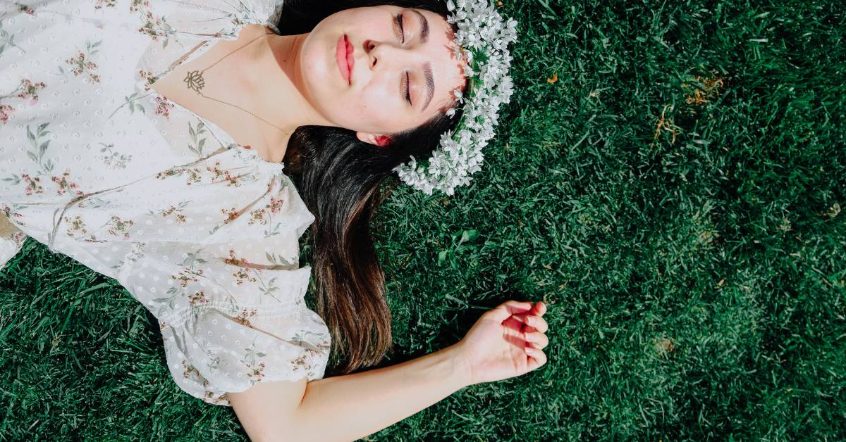 Is It Safe To Sleep With A Necklace On? Outfit Galore