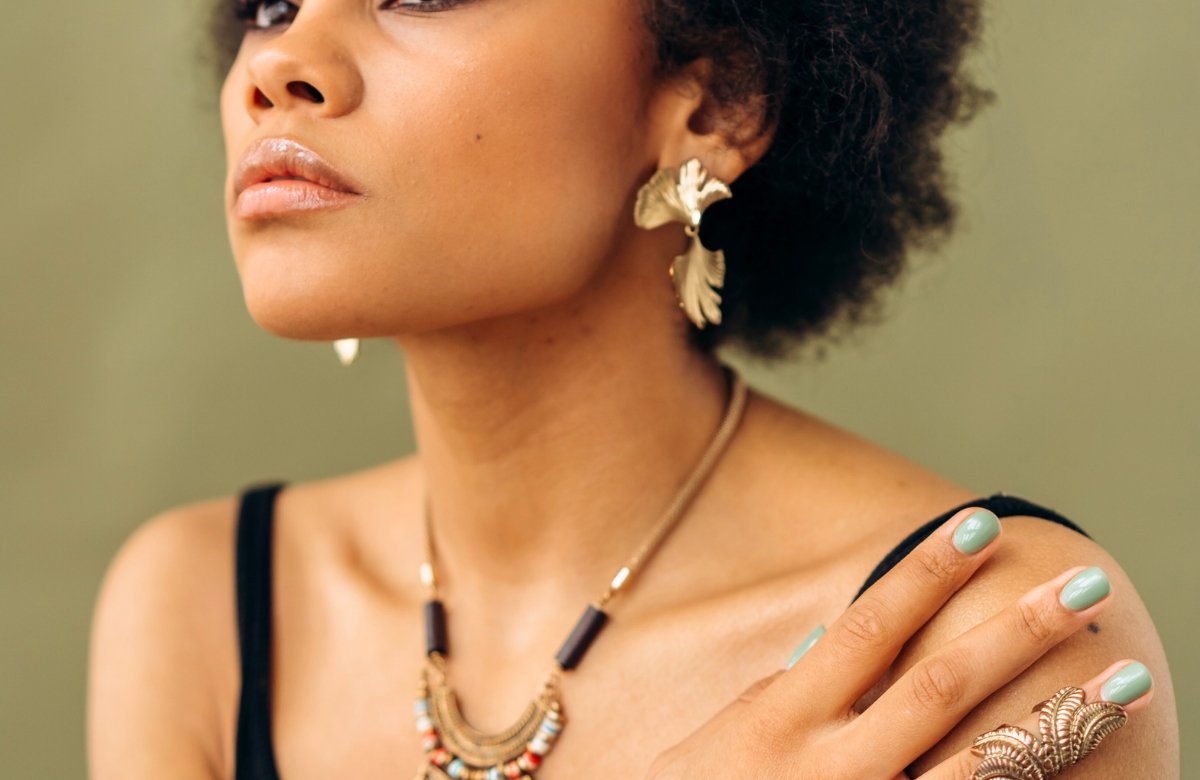 How To Choose Necklaces For Women With Different Skin Tones - Outfit Galore