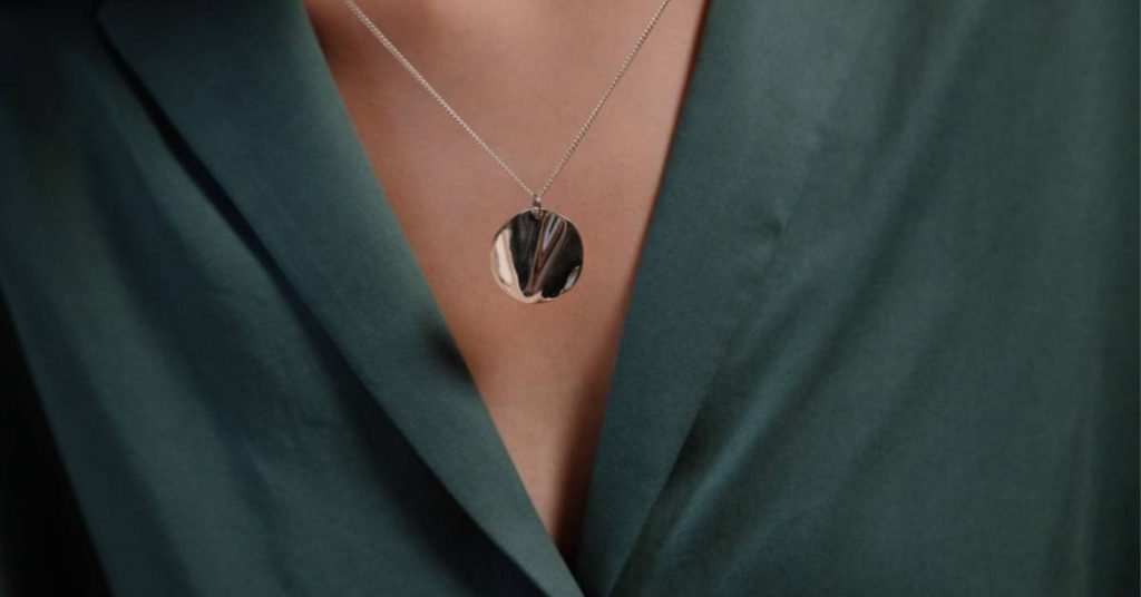 Pendant necklaces - The Best Necklaces For Women With Short Hair