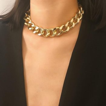 A Stylish Women's Thick Gold Chain Necklace
