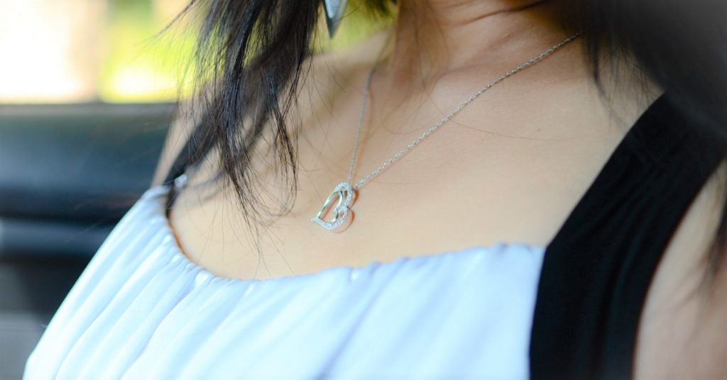 heart necklace - 10 Minimalist Necklaces For Effortless Style