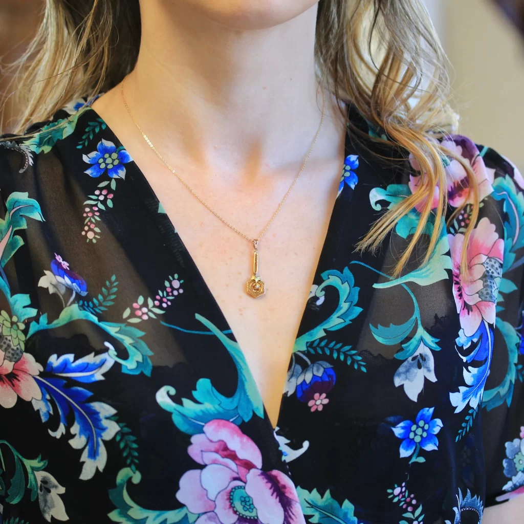 How To Wear A Lavalier Necklace - What Is A Lavalier Necklace