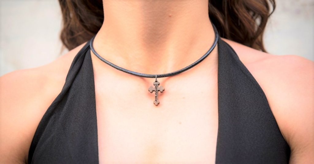 cross necklace - 10 Minimalist Necklaces For Effortless Style