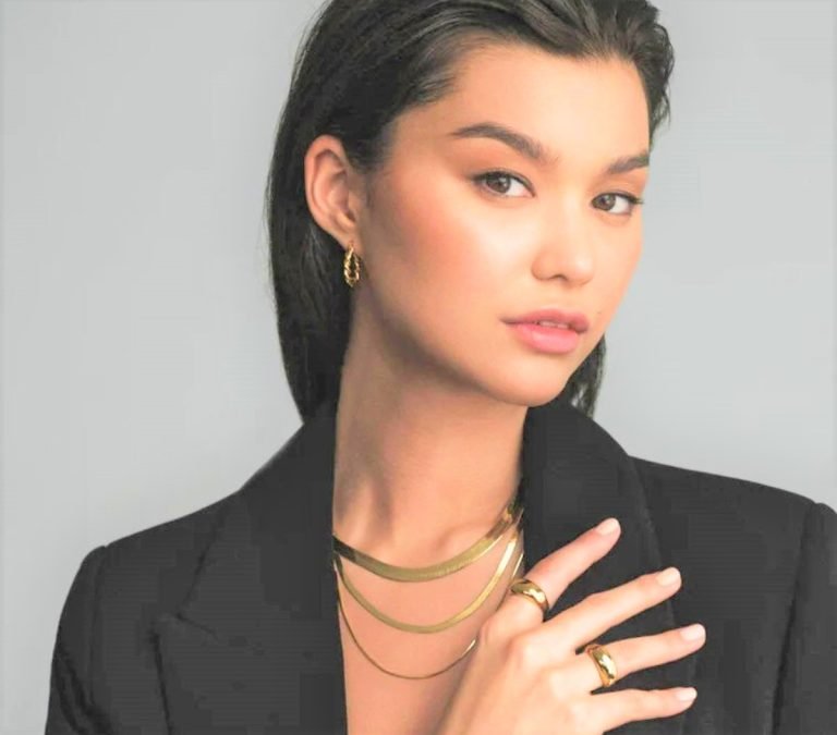 What Is A Herringbone Necklace? Outfit Galore